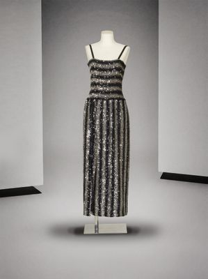 une robe noire et blanche posée sur un mannequin dans une pièce