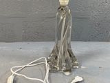 une image représentant une lampe à laquelle est branché un cordon d'alimentation