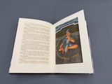 un livre ouvert sur lequel figure la photo d'un joueur de baseball