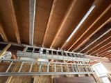 une échelle suspendue au plafond dans une pièce