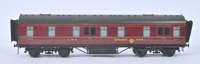 un wagon rouge qui se trouve sur les rails, dans la neige