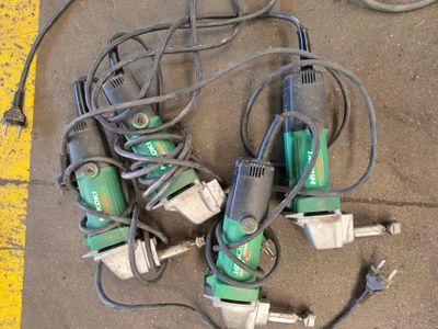 beaucoup d'outils qui traînent par terre