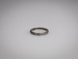 une bague en or blanc avec des diamants sur fond blanc