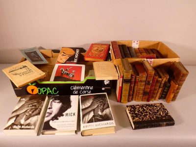 beaucoup de livres posés sur une table blanche