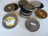 un grand nombre de boîtes de conserve posées sur une table