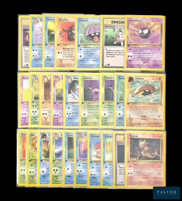 beaucoup de cartes pokemon sur la table