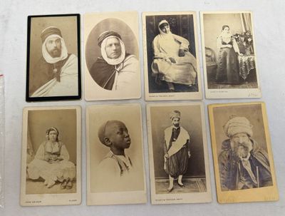 plusieurs vieilles photographies en noir et blanc représentant des femmes et des hommes