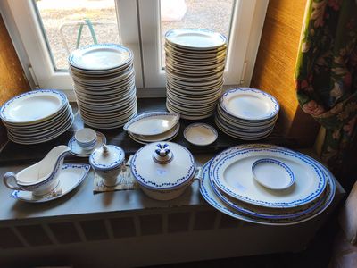 tout un tas d'assiettes posées sur le rebord d'une fenêtre