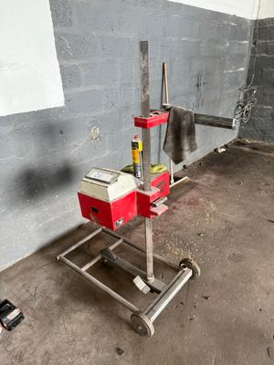 une image d'un établi dans un garage