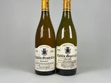 deux bouteilles de vin posées l'une à côté de l'autre sur une table