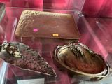 une vitrine en verre contenant divers objets