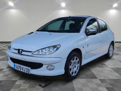 la photo d'une voiture blanche garée dans un garage