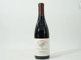 une bouteille de vin posée sur une table