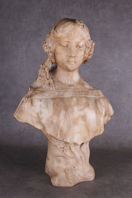 buste en marbre représentant une femme aux cheveux tressés, sur fond gris