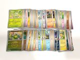 beaucoup de cartes Pokémon posées ensemble sur la table
