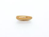 gros plan d'une bague en or sur une surface blanche
