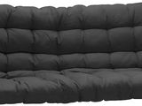 un coussin de fauteuil futon noir sur fond blanc
