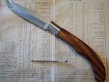un couteau posé sur une feuille de papier