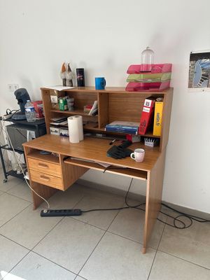 un bureau avec un ordinateur dans une pièce