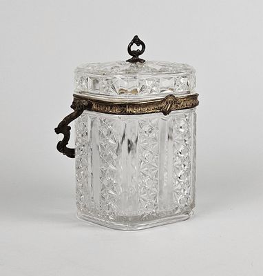 CRISTAL DE LORRAINE. Pot à biscuits en verre moulé à section…