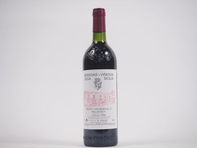 une bouteille de vin posée sur une table