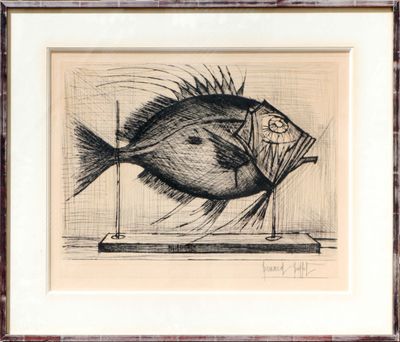 dessin représentant un poisson posé sur une table, dans un cadre accroché à un mur de briques