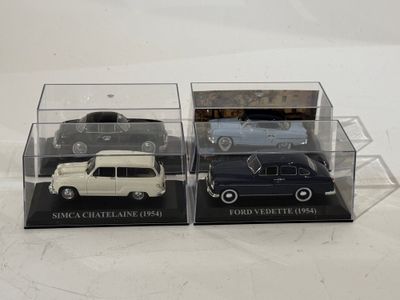 deux modèles réduits de voitures dans une vitrine transparente