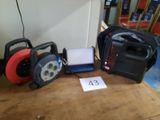 une valise, un sac et quelques autres objets posés sur une table