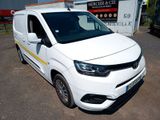 la camionnette blanche est garée sur le parking à l'extérieur du bâtiment