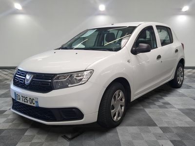 une photo d'une Dacia blanche garée dans un showroom