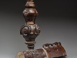 une image représentant une statue en bronze d'un cheval et un sabot de cheval