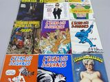 beaucoup de bandes dessinées posées sur une table blanche