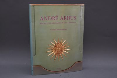 un vieux livre avec une étoile dorée sur la couverture
