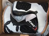 une boîte contenant une paire de chaussures