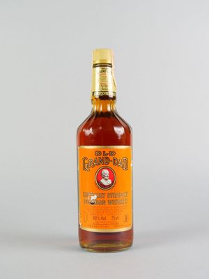 une photo d'une bouteille de bourbon posée sur une table