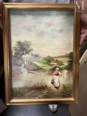 Quelqu'un tient un tableau représentant une femme et un chien au bord d'une rivière