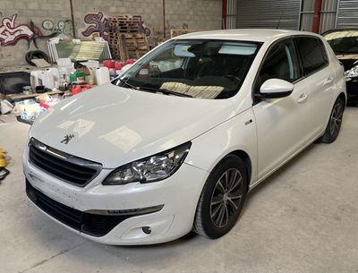 une voiture blanche garée dans un garage