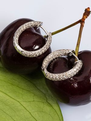 Paire de boucles d'oreille créoles en or gris 18k (750e), pa…