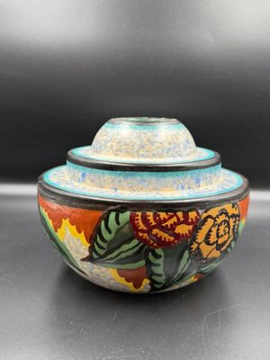 D'Argyl Vase à panse en demie-sphère et cylindrique à décor …