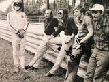 un groupe d'hommes assis sur un banc