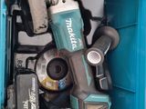 une boîte bleue posée par terre, contenant des outils
