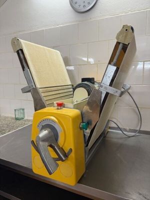 une machine posée sur le comptoir d'une cuisine