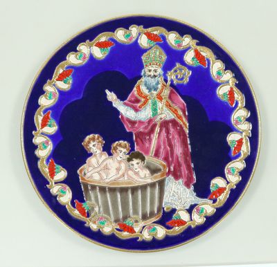 une photo d'une assiette décorative sur laquelle figurent un homme et un enfant
