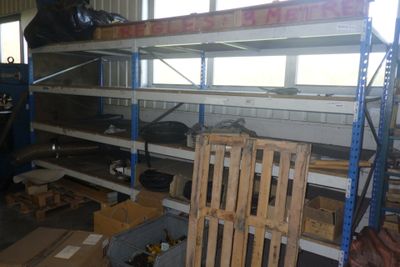 une pièce remplie de nombreuses caisses et palettes