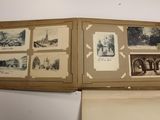 un livre ouvert sur lequel figurent des images de bâtiments
