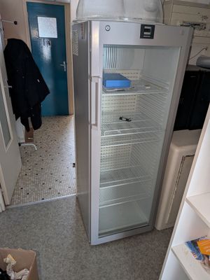 une image d'un réfrigérateur dans une cuisine avec la porte ouverte