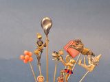 un vase contenant tout un tas d'objets divers