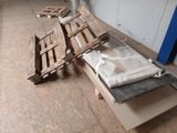 une pile de palettes posée sur le sol à côté d'un mur