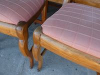 Ensemble de 6 chaises à dossier cathédrale (un pied cassé), … (photo 3)
