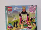 une boîte contenant des sets Lego « Princesses Disney » posée sur une table